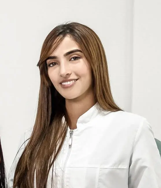 Odontóloga especialista en periodoncia en Cali, Dra. Beatriz Martinez en su consultorio
