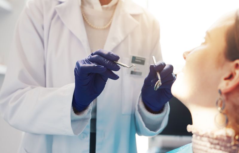 Mantenimiento periodontal profesional en Cali para el cuidado de la salud de las encías.